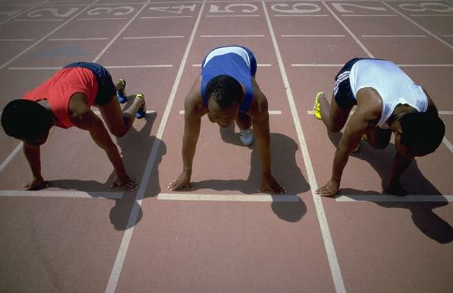 Corredores de atletismo sobre una pista